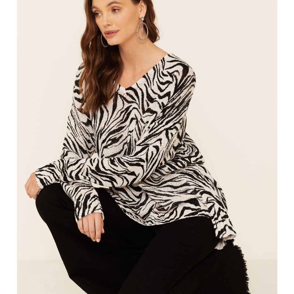 Show Me Your Mumu Women’s Zebra Print Hug Me Pullovers Sweater size XS NWOT - Picture 4 of 11